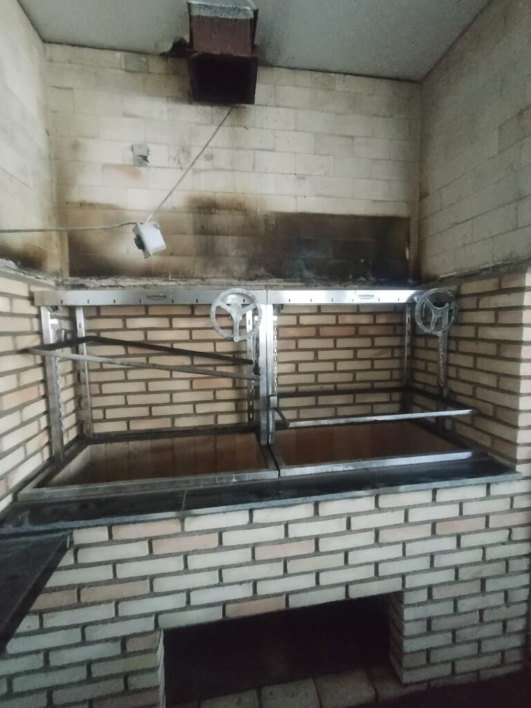 Braseiro 2 X 70 X 1,70m para adaptar coifa metálica Club Atlético Monte Líbano SP