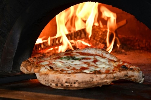 Segredos da pizza perfeita forno a lenha fabrizio-pullara-unsplash edit