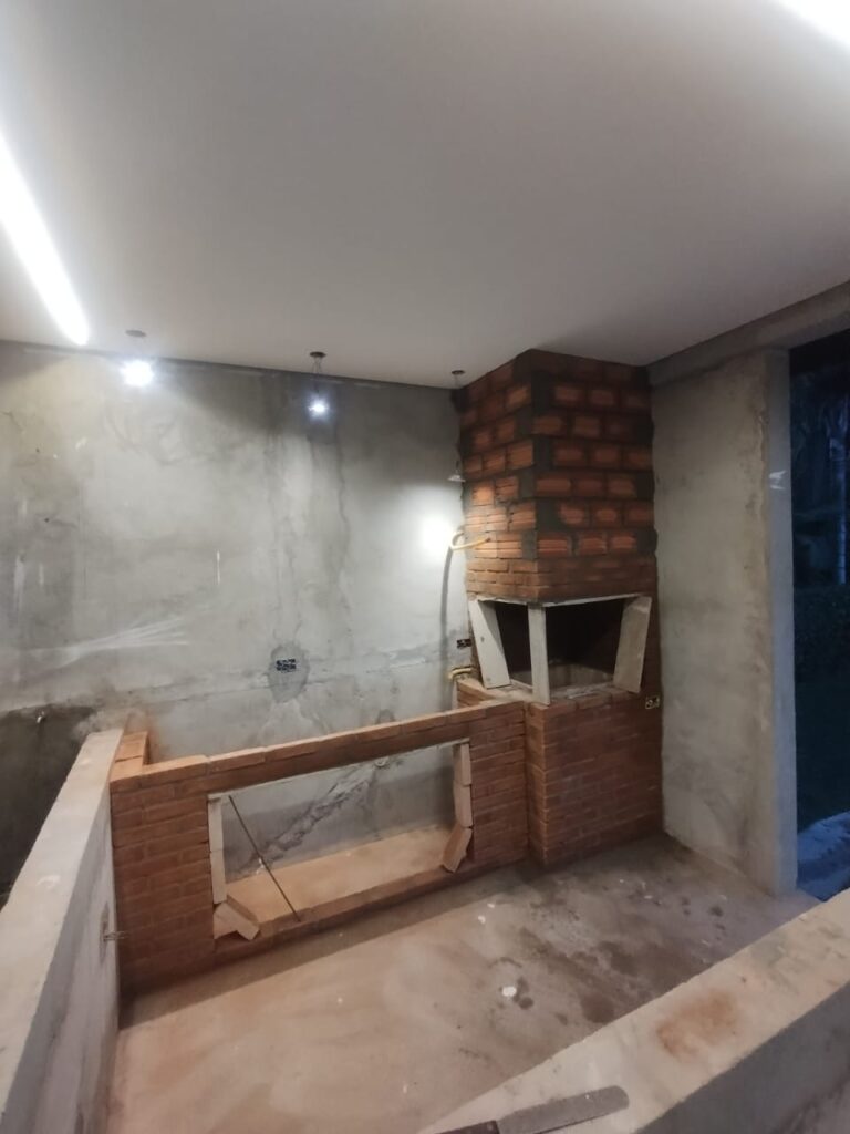 Churrasqueira em caixa 80 X 70 X 3,20 com balcão Embu-Guaçu