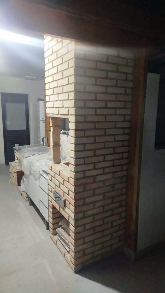 Churrasqueira em caixa lateral aberta de 80 X 70 X 2,30