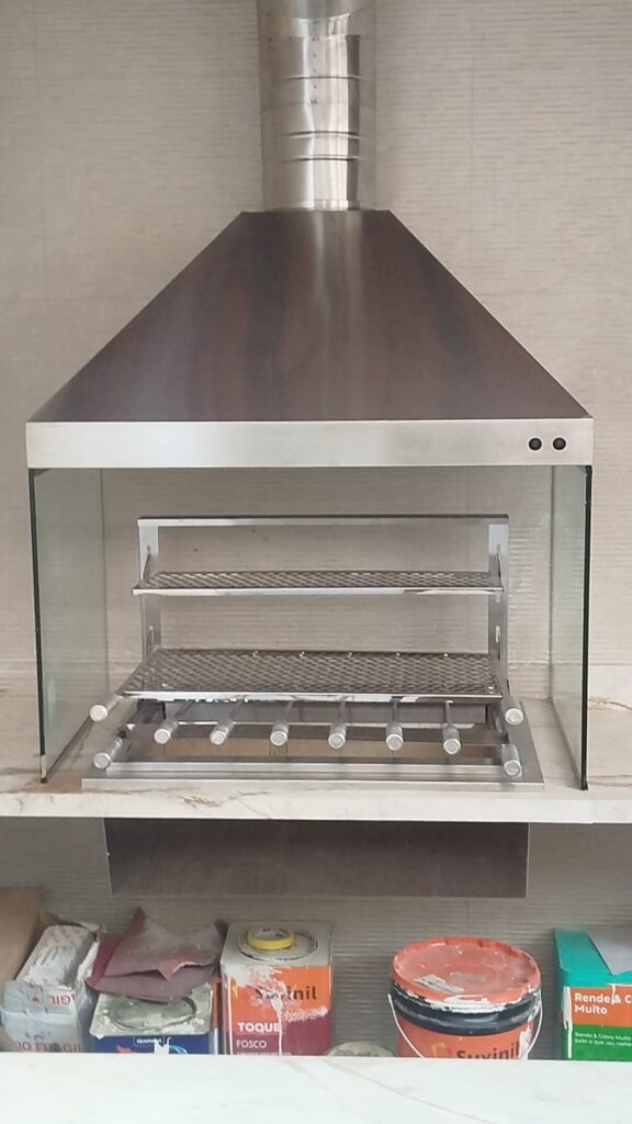 Churrasqueira hightech 1m em inox com saída adaptada em curvas Moema