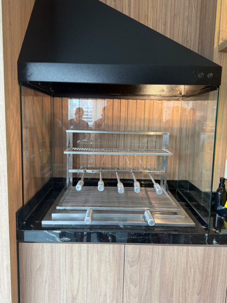 Churrasqueira hightech 80 X 60 com saída para shaft Aclimação