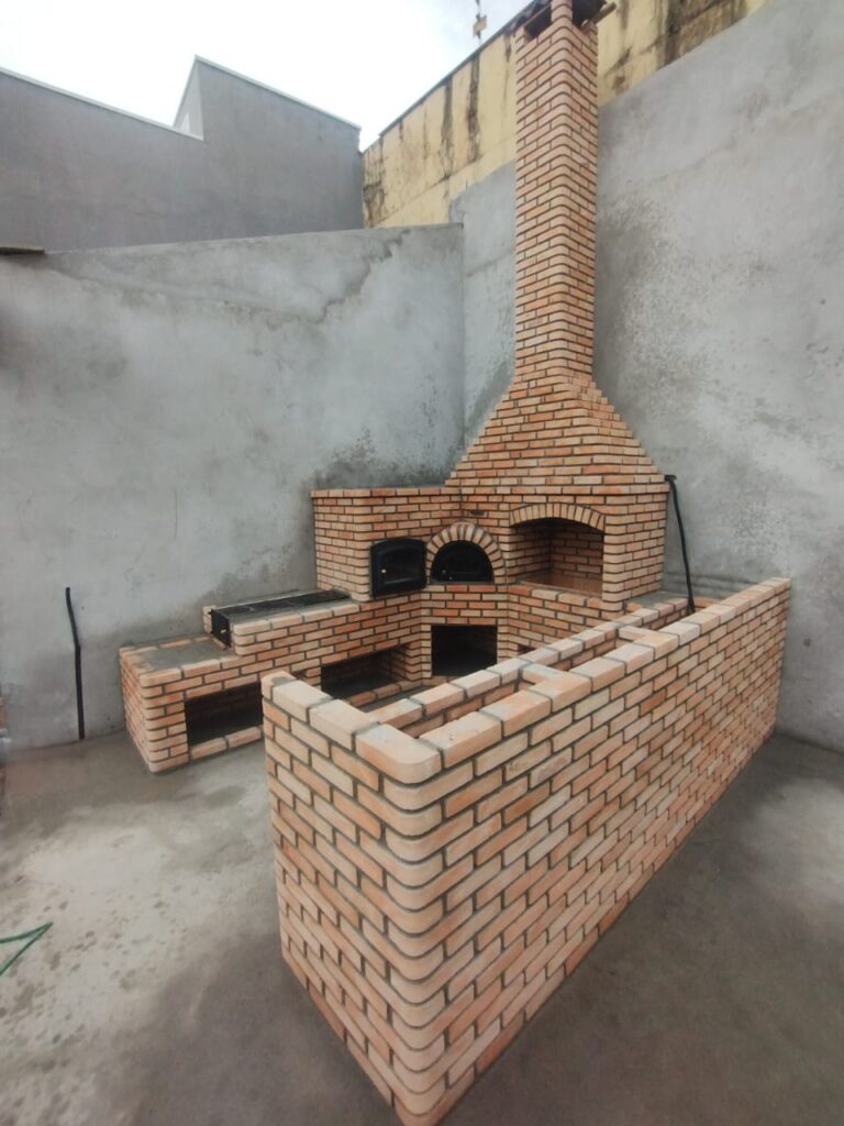 Conjunto 4-1 com churrasqueira balcão bar 2 pares de muro Várzea Paulista